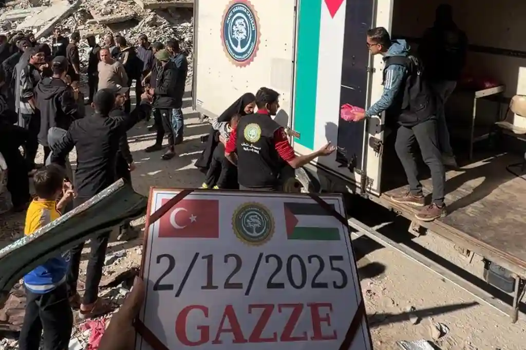 02/12/2025 – Osmanoğlu Yardımlaşma Derneği, Gazze’de Hamidiye Aşevi ve Mobil Aşevi ile Sıcak Yemek ve Erzak Dağıtımını Sürdürüyor