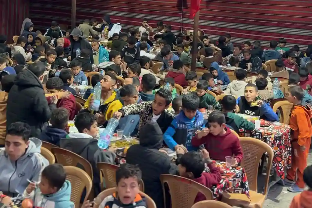 Osmanoğlu Yardımlaşma Derneği Gazze’de Ramazan’ın 6. Gününde Yetim Çocuklarla İftar Sofrası Kurdu