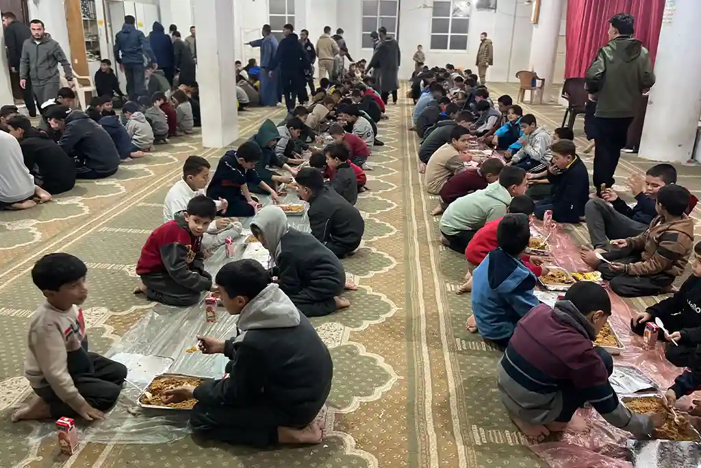 Osmanoğlu Yardımlaşma Derneği, Gazze’de Kur’an Hafızlığı Yapan Öğrencilere Camilerde İftar İkramında Bulundu