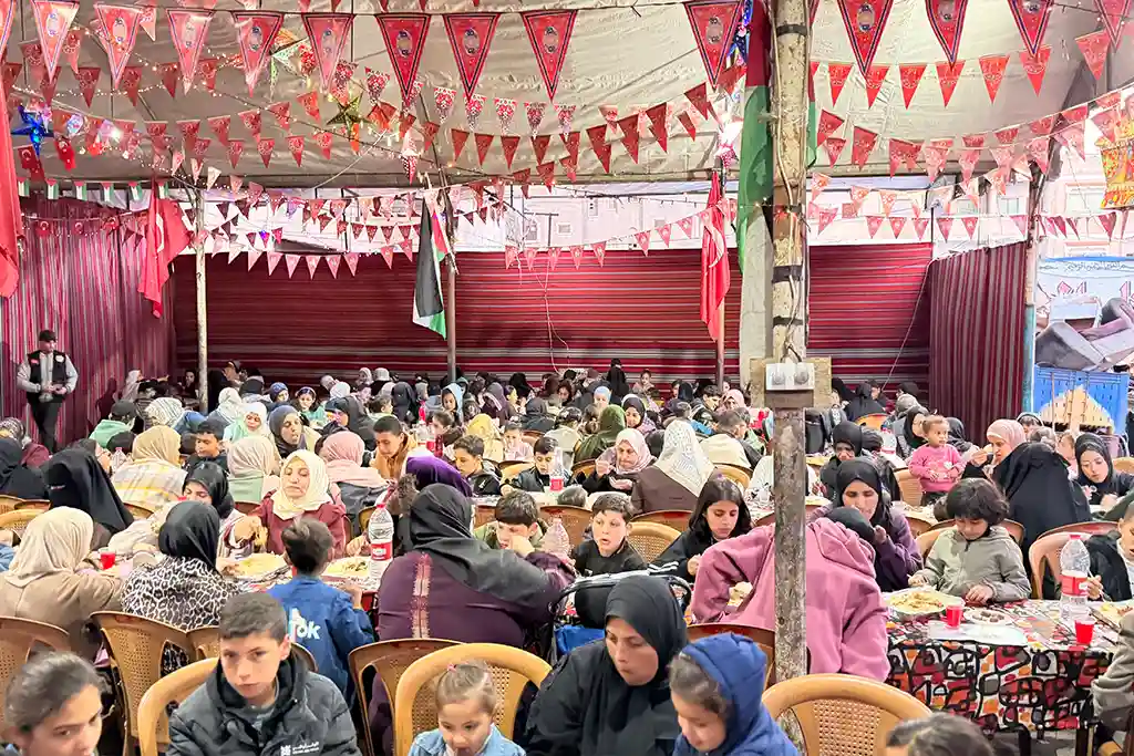 Osmanoğlu Yardımlaşma Derneği Gazze’de Ramazan’ın 19. Gününde Hamidiye Aşevi’nde İftar Programını Sürdürdü