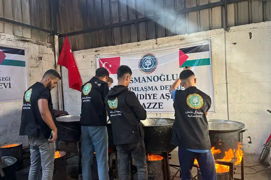 26/10/2025 – Osmanoğlu Yardımlaşma Derneği, Gazze’deki Hamidiye Aşevi’nde Sıcak Yemek Dağıtımına Tüm Hızıyla Devam Ediyor