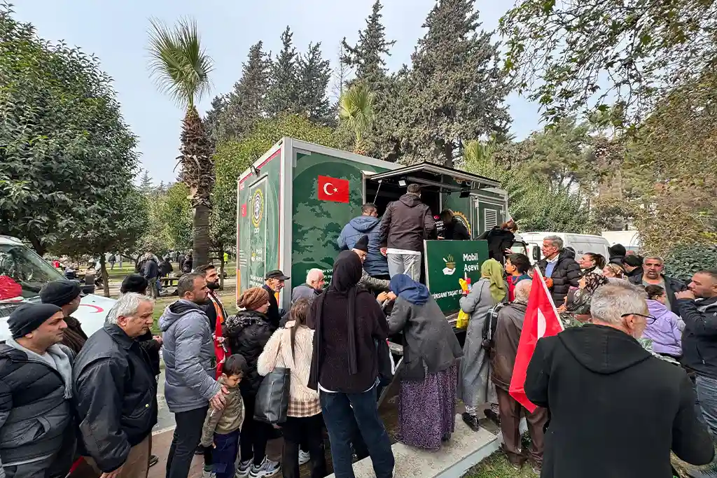 Osmanoğlu Yardımlaşma Derneği, Hatay’da 455.000. Afet Konutu Kura Alanında İkramda Bulundu