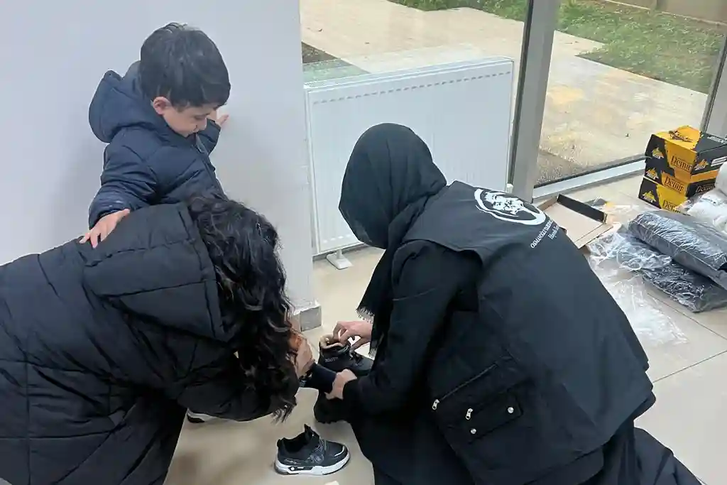 Osmanoğlu Yardımlaşma Derneği’nden Kırşehir’de 130 Çocuğa Kışlık Kıyafet Desteği