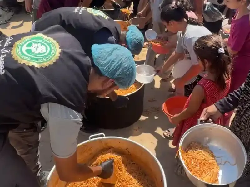 Saldırı sonrası onarılan Hamidiye Mutfağı'nda Gazze halkı için sıcak yemek hazırlıkları