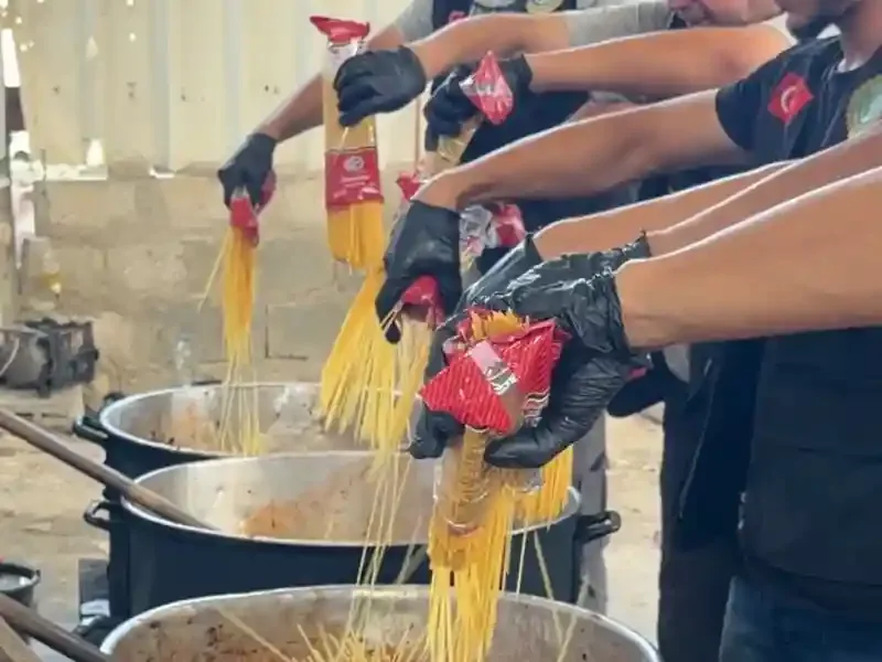 Saldırı sonrası onarılan Hamidiye Mutfağı'nda Gazze halkı için sıcak yemek hazırlıkları